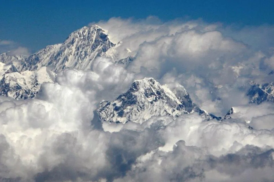 எவரெஸ்ட் சிகரம்.