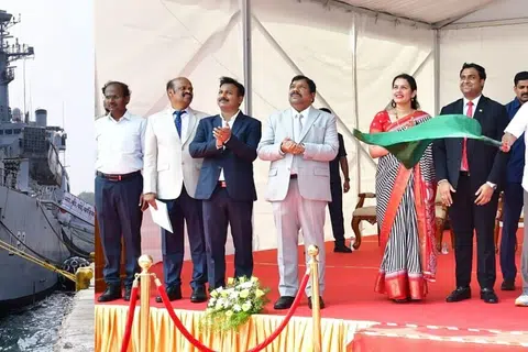 சென்னைத் துறைமுகத்தில் நிவாரணப் பொருள்கள் ஏற்றப்பட்ட கப்பலைக் கொடியசைத்து அனுப்பிவைத்தார் தமிழக முதல்வர் மு.க.ஸ்டாலின்.