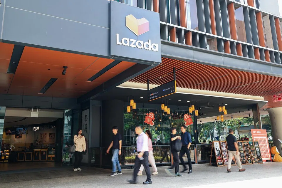 சிங்கப்பூரில் கடந்த ஜனவரி மாதம் இணைய வர்த்தக நிறுவனமான லசாடா ஆட்குறைப்பு நடவடிக்கையில் ஈடுபட்டது.