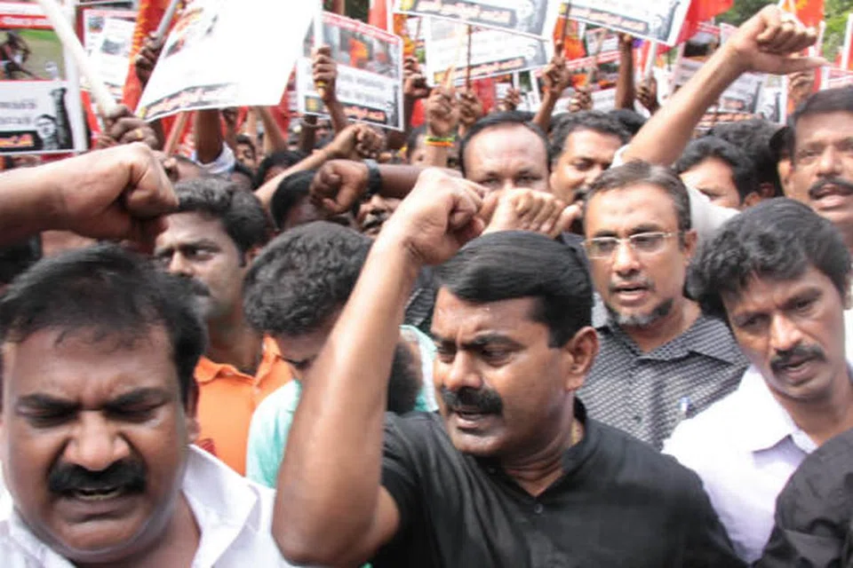 நாம் தமிழர் கட்சியினருடன் சீமான்.