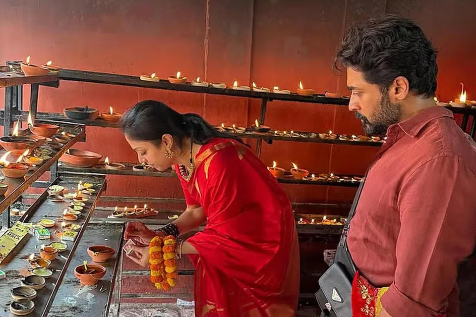 காமாக்யா கோவிலில் விளக்கேற்றி வழிபட்ட ஜோதிகா, சூர்யா.