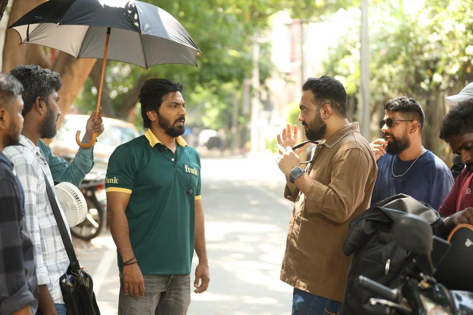 நடிகர் வைபவ்வுக்குக் காட்சியை விளக்கும் இயக்குநர் விஷ்ணு சசி சங்கர்.