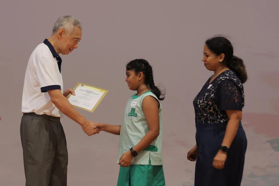 டெக் கீ தொடக்கப் பள்ளியில் எடுசேவ் விருதுகளை வழங்கும் மூத்த அமைச்சர் லீ சியன் லூங்.