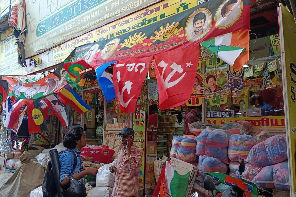 அரசியல் கட்சிகள் தங்களுக்கான பொருள்களை மொத்தமாகக் கொள்முதல் செய்கின்றன.