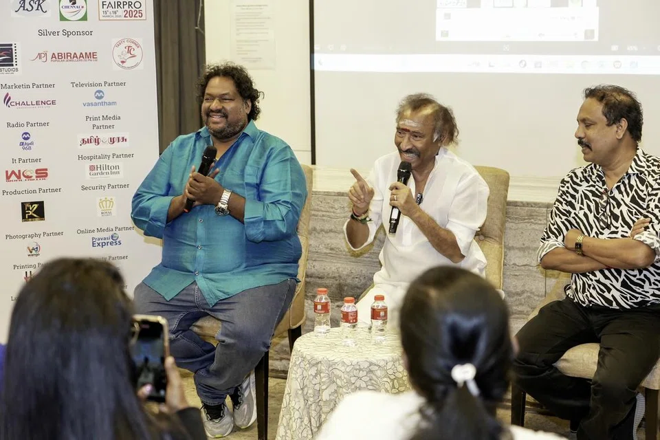 சிங்கப்பூரில் ஜனவரி 28ஆம் தேதி மாலை 6 மணிக்கு ‘தி ஸ்டார்‘ அரங்கில் ‘தேவா இன்னிசைச் சாரல்’ இசைநிகழ்ச்சி  நடைபெறவுள்ளது. இதையொட்டி ஞாயிற்றுக்கிழமை (ஜனவரி 26) பிற்பகல் இந்திய மரபுடைமை நிலையத்தில் நடைபெற்ற சிறப்புச் செய்தியாளர் சந்திப்பில் திரு தேவா (நடுவில்), திரு ஸ்ரீகாந்த் தேவா (இடம்) இருவரும் பங்கேற்றனர். அருகில்  ‘8 பாய்ண்ட் எண்டர்டெயின்மெண்ட்’ நிறுவனத்தின் தலைவர் பெ. அருமைச் சந்திரன்.