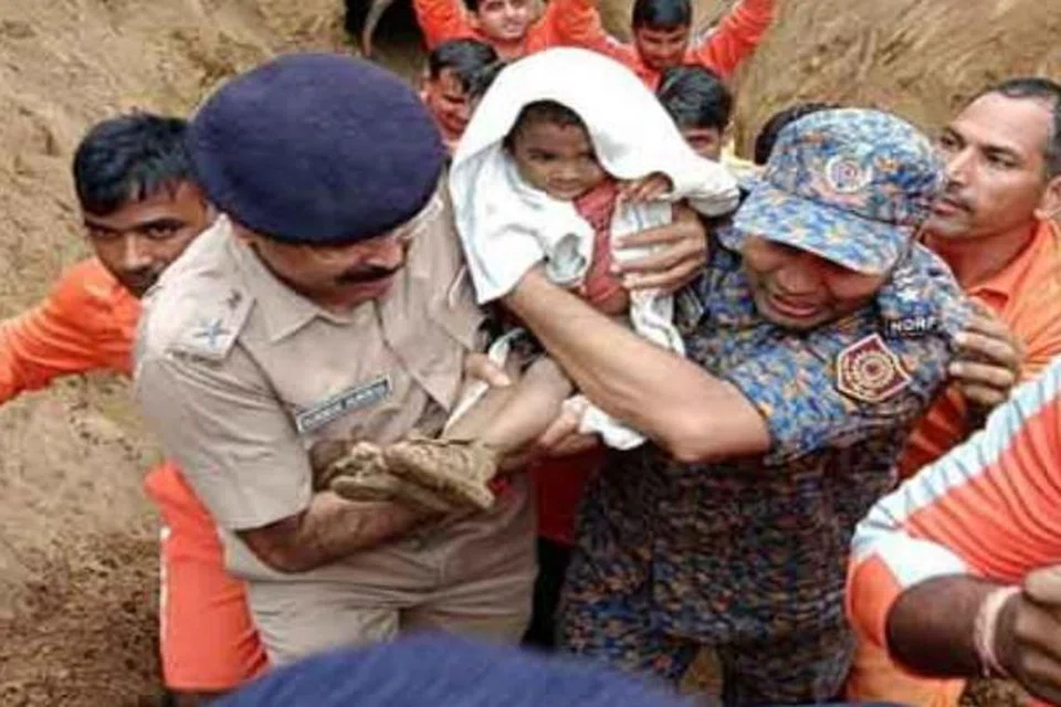 18 மணி நேரப் போராட்டத்துக்குப் பின் குழந்தை பத்திரமாக மீட்கப்பட்டது. 