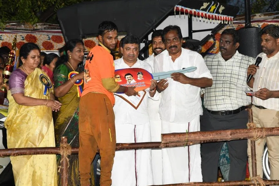 மதுரை அவனியாபுரம் ஜல்லிக்கட்டுப் போட்டியில் கலந்து கொண்ட 500 மாடுபிடி வீரர்களில் 19 காளைகளை அடக்கி முதல் பரிசை வென்ற திருப்பரங்குன்றத்தைச் சேர்ந்த கார்த்தி.
