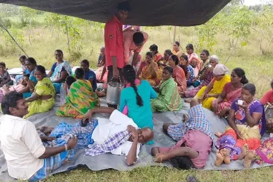 டாஸ்மாக் கடை அமைக்க எதிர்ப்பு தெரிவித்து போராட்டத்தில்  ஈடுபட்டு வரும் பொதுமக்கள். 