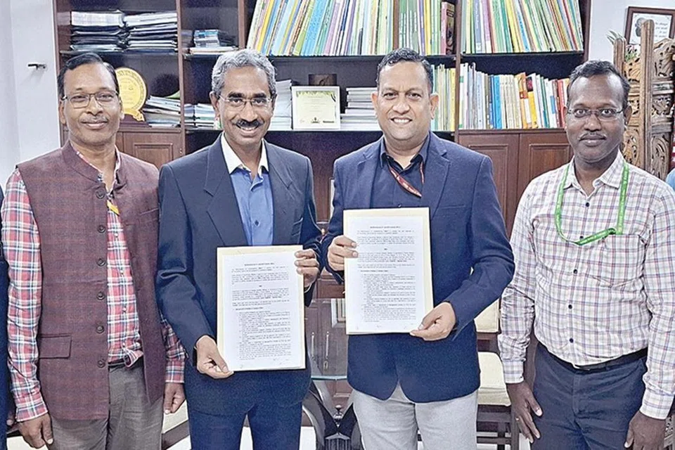 புரிந்துணர்வு ஒப்பந்​தத்​தில் மத்திய வேளாண் அமைச்சின் இணைச் செயலாளர் சாமுவேல் பிரவீன் குமார், சென்னை ஐஐடி ஸ்டார்ட்​-அப் நிறு​வனங்கள் ஆராய்ச்சி மையத்​தின் இயக்​குநர் ஏ.தில்​லைராஜன் ஆகியோர் கையெழுத்​திட்​டனர்.