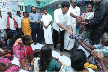 நாகை மாவட்டம் பாப்பாகோவில் ஊராட்சி பெரியநரியங்குடி தொடக்கப் பள்ளியில் உள்ள நிவாரண முகாமில் தங்கியுள்ள பொதுமக்களுக்கு அமைச்சர் அன்பில் மகேஸ் நிவாரணப் பொருள்களை வழங்கினார்.
