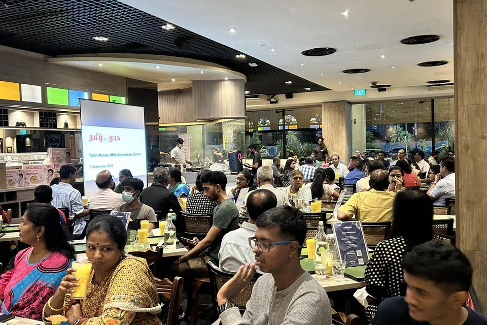 தமிழ் முரசின் 88 ஆண்டு நிறைவு விழாவை ஒட்டி ‘முத்துஸ் கறி’ உணவகத்தில் நடத்தப்பட்ட விருந்து நிகழ்ச்சியில் 100க்கும் மேற்பட்டோர் பங்கேற்றுச் சிறப்பித்தனர்.