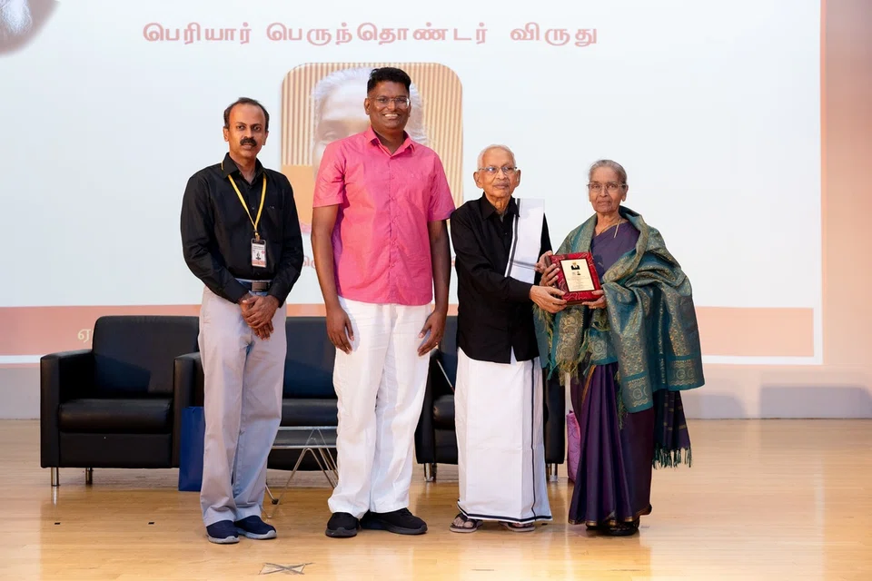 சிங்கப்பூரில் உள்ள தமிழ் அமைப்புகளின் நிகழ்வுகளில் பங்கெடுத்து 60 ஆண்டுகளுக்கும் மேலாக தொண்டாற்றி வரும் பெரியார் தொண்டர் திருவாட்டி சு.தெ. சுசிலாவிற்கு பெரியார் பெருந்தொண்டர் விருது வழங்கப்பட்டது