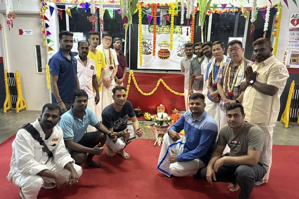 தைத்திருநாளான பொங்கலை முன்னிட்டு வெஸ்ட்லைட் உட்லண்ட்ஸ் தங்குவிடுதியில் செவ்வாய்க்கிழமை (ஜனவரி 14) மாலை வெகு விமரிசையாகப் பொங்கல் கொண்டாட்டங்கள் நடந்தேறின.