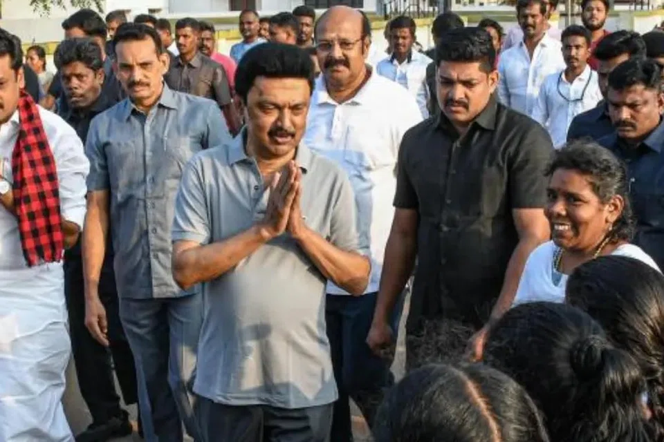 தேர்தல் பிரசாரத்தின்போது எதிர்படும் குழந்தைகளுக்கும் கூட வணக்கம் தெரிவித்து, நலம் விசாரித்துச் செல்கிறார் முதல்வர் மு.க.ஸ்டாலின். மேலும், தன்னுடன் படம் எடுத்துக்கொள்ள விரும்பும் குழந்தைகள், இளையர்களின் விருப்பத்தையும் அவர் நிறைவேற்றுகிறார்.