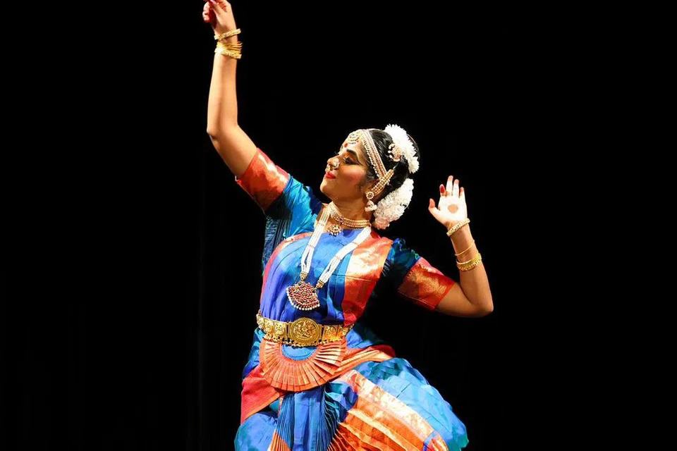 பரதநாட்டியம் ஆடும் பாலர் பள்ளி ஆசிரியர் பா. திவ்யஸ்த்ரி, 24.