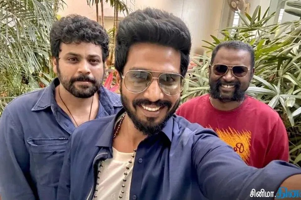 இயக்குநருடன் நடிகர் வி‌‌ஷ்ணு வி‌ஷால்.