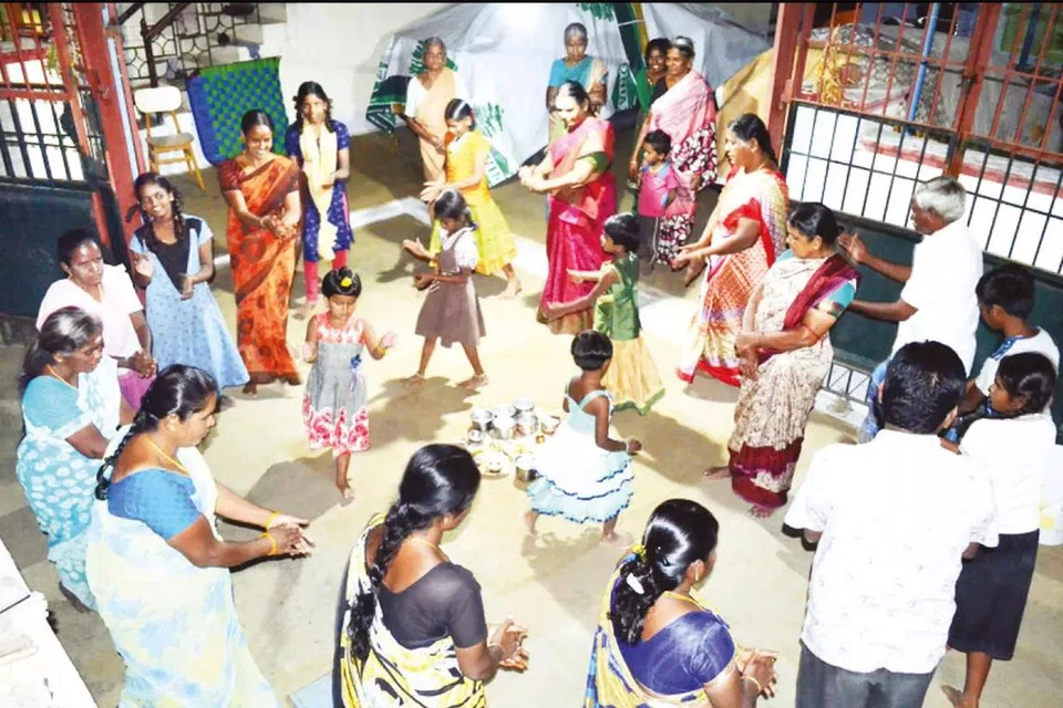 கும்மியடித்து வழிபட்ட பெண்கள், சிறுவர்கள்.