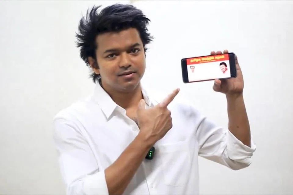 கட்சியில் முதல் உறுப்பினராக இணைந்தார் விஜய்.