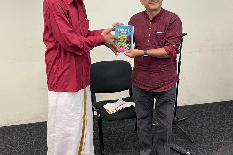நூலாசிரியர் சு.விசுவலிங்கத்திடமிருந்து ‘பொன்மலர்ப் பூங்கா’ நூலின் பிரதியைப் பெற்றுக்கொள்ளும் தமிழ் முரசு ஆசிரியர் த.ராஜசேகர்.