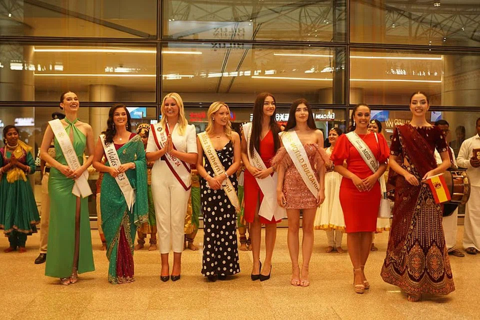 போட்டியில் பங்கேற்பதற்காகத் தெலுங்கானா வந்திறங்கிய அழகிகளுக்கு உற்சாக வரவேற்பு அளிக்கப்பட்டது.