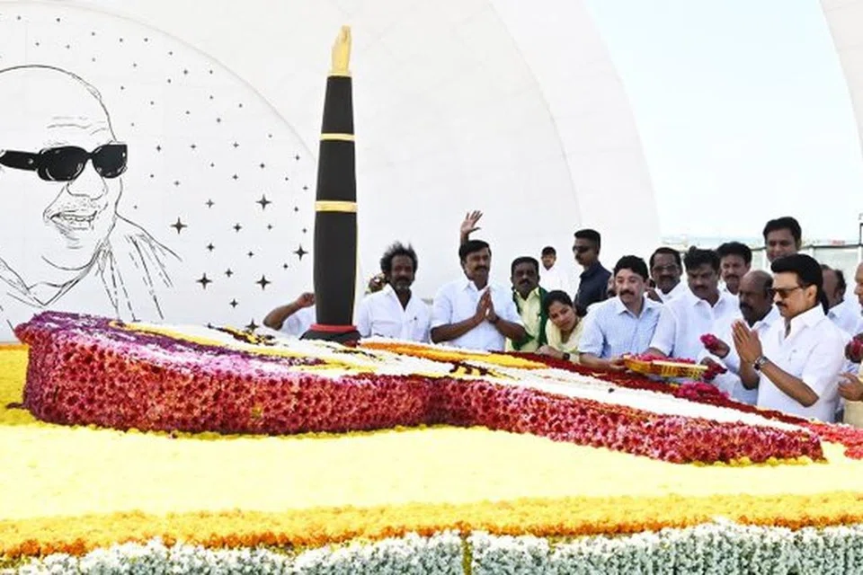 மெரினா கடற்கரையில் உள்ள கருணாநிதி  நினைவிடத்தில் அஞ்சலி செலுத்தும் முதல்வர் ஸ்டாலின்.