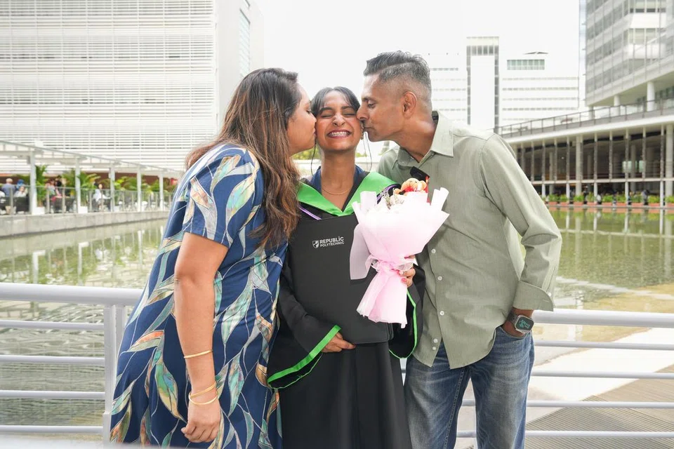 தமது பெற்றோர்களுடன் மேடை நாடக மேலாண்மைத் துறையில் பட்டயம் பெற்ற கீர்த்தனா ரவி.