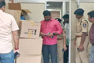 8 கிடங்குகளில் போலி மாத்திரைகள் கண்டுபிடிக்கப்பட்டன.