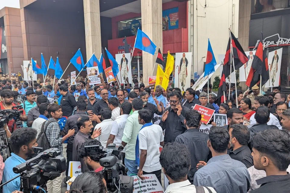 சீமான் வீட்டை முற்றுகையிட முயன்றவர்களைத் தடுத்த காவல்துறையினர்.