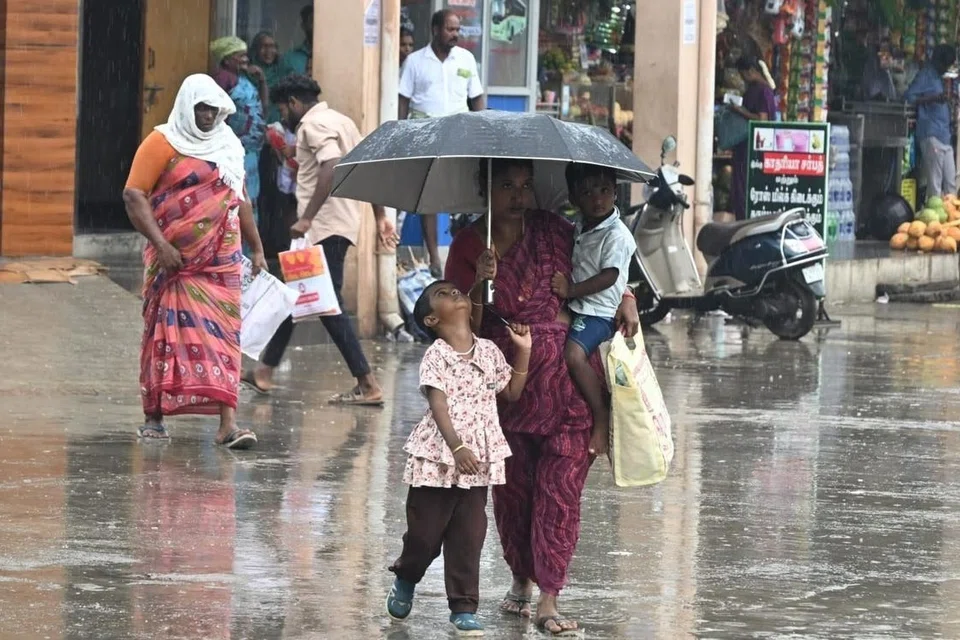 பருவ மழையால் இடி, மின்னல் தாக்கி தற்போது வரை 14 பேர் உயிரிழந்துவிட்டனர் என்றும் ஒரு நாளேட்டில் 35 பேர் உயிரிழந்ததாக வந்த செய்தி தவறானது என்றும் திரு செங்கோட்டையன் தெரிவித்தார்.