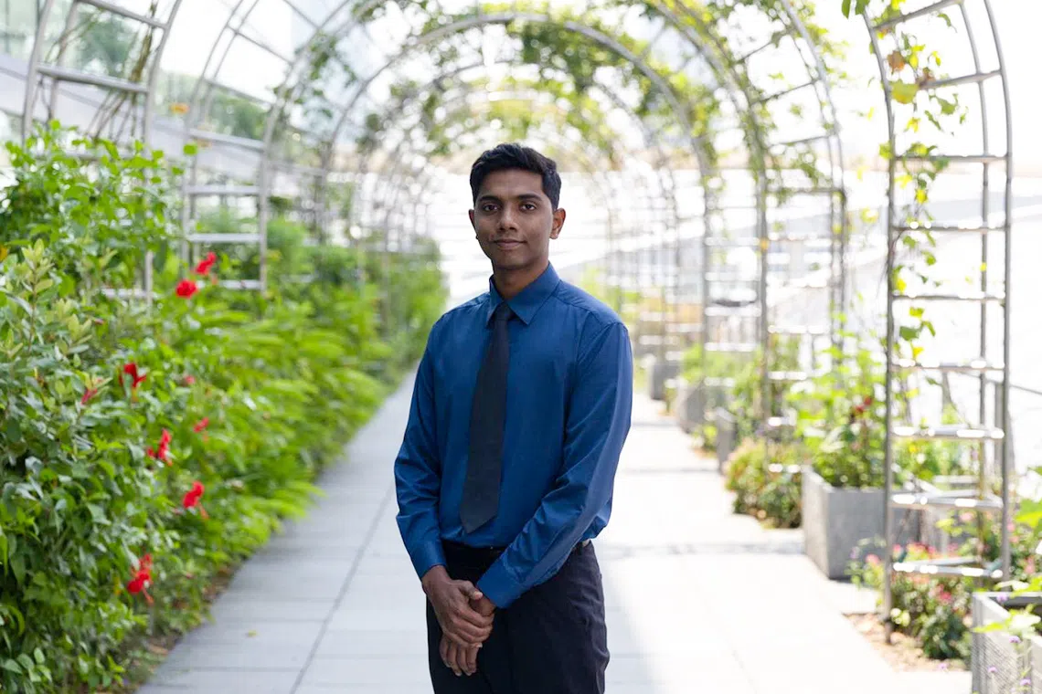 சட்டம் பயின்று சமுதாயத்திற்குச் சேவை