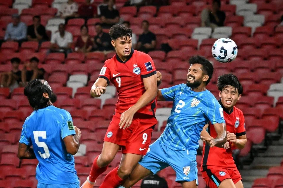 தேசிய விளையாட்டரங்கில் சிங்கப்பூரும் இந்தியாவும் மோதிய ஆசியக் கிண்ணக் காற்பந்துத் தகுதிச் சுற்று ஆட்டத்தில் அனல் பறந்தது.
