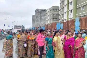 சுனாமி ஆழிப்பேரலையில் உயிரிழந்தவர்களின் 20வது ஆண்டு நினைவு தினத்தில் அஞ்சலி செலுத்துவதற்கு சென்னை மெரினா கடற்கரையில் கூடிய பொதுமக்கள்.