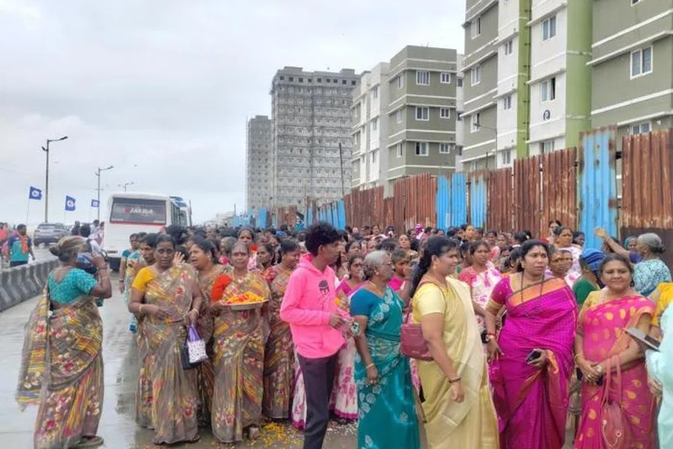 சுனாமி ஆழிப்பேரலையில் உயிரிழந்தவர்களின் 20வது ஆண்டு நினைவு தினத்தில் அஞ்சலி செலுத்துவதற்கு சென்னை மெரினா கடற்கரையில் கூடிய பொதுமக்கள்.