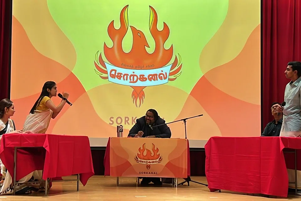 சொற்கனல் 2023இல் முக்கோண வடிவில் மூன்று பல்கலைக்கழகங்களிலிருந்து மாணவர்கள் கனல் தெறிக்க விவாதித்தனர். படத்தில் ‘எஸ்ஐஎம்’ பேச்சாளர் முத்து சுவேதா, 22, கேள்விக் கணைகளைத் தொடுக்க, பதிலளிக்க ஆயத்தமாகிறார் ‘என்டியு’ பேச்சாளர் சுப்பிரமணியன் அழகப்பன், 22.
