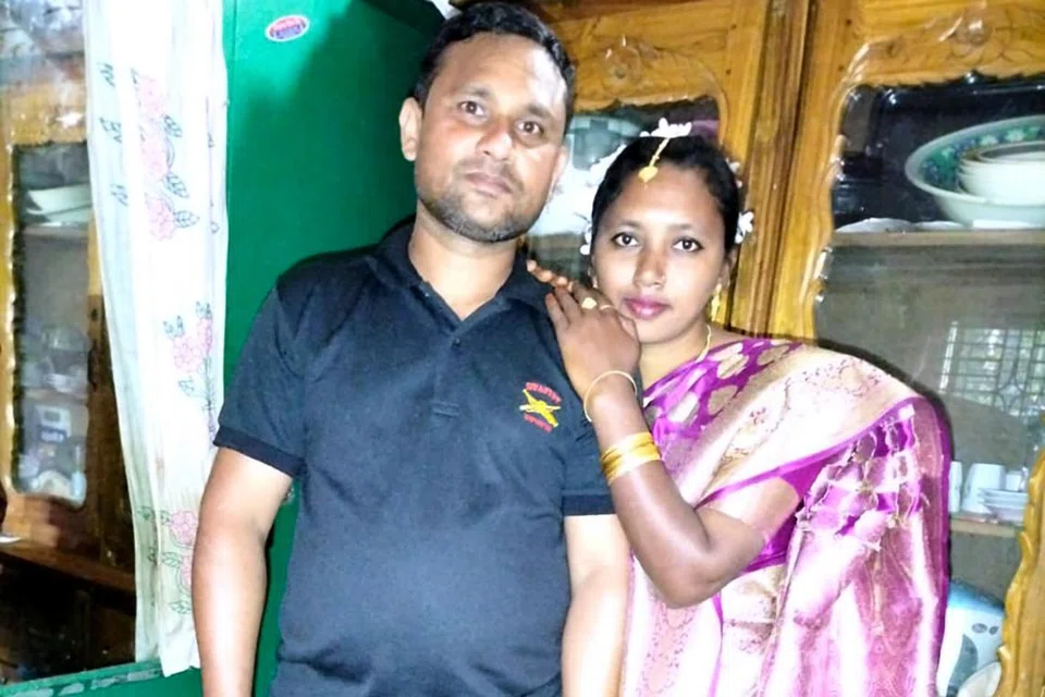 பங்ளாதேஷில் இருந்தபோது எடுக்கப்பட்ட படத்தில், தம் மனைவியுடன் திரு சலீம் ஹுசேன்.