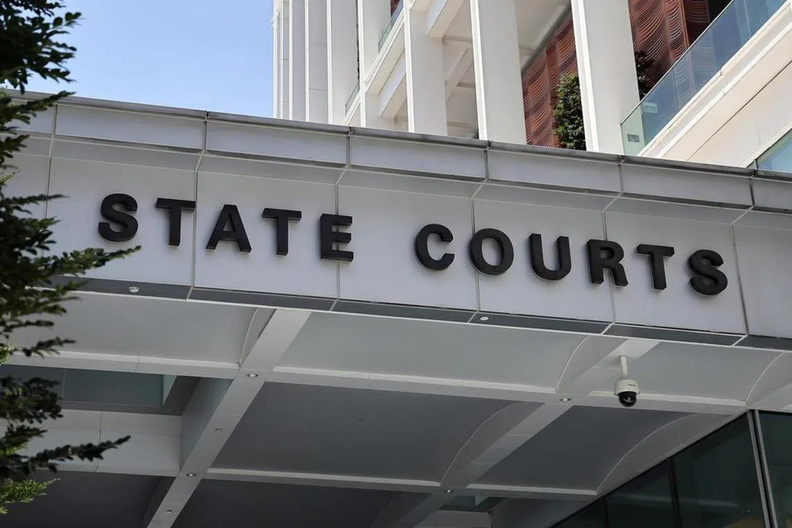 பாலியல் குறுஞ்செய்திகள் அனுப்பி பணம் பறிப்பு; மாதுக்குச் சிறைத் தண்டனை