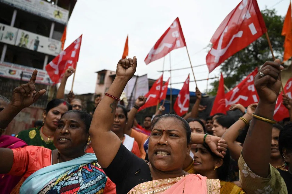 அதிகாரிகளுக்கும் பன்னாட்டு நிறுவனங்களுக்கும் எதிராக முழக்கமிட்ட தாராவி பகுதியைச் சேர்ந்த பெண்கள்.