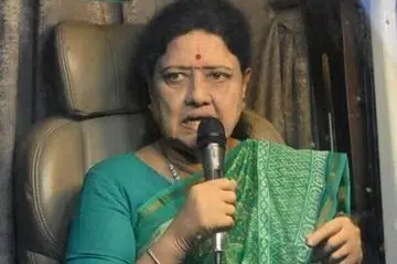 கட்சியின் பெயர் விரைவில் அறிவிக்கப்படும் என்றும் வி.கே. சசிகலா தெரிவித்தார்.