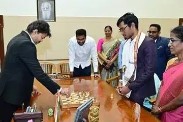 முதல்வர் விஜய்யுடன் சதுரங்கம் விளையாடிய பிரக்ஞானந்தா.