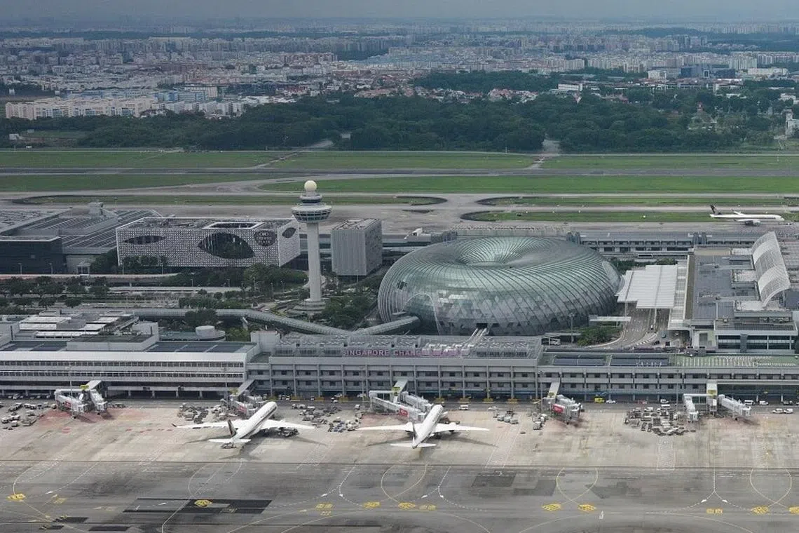 விமானத்தில் மிரட்டல் விடுத்த ஆடவர்மீது இரண்டு குற்றச்சாட்டுகள்