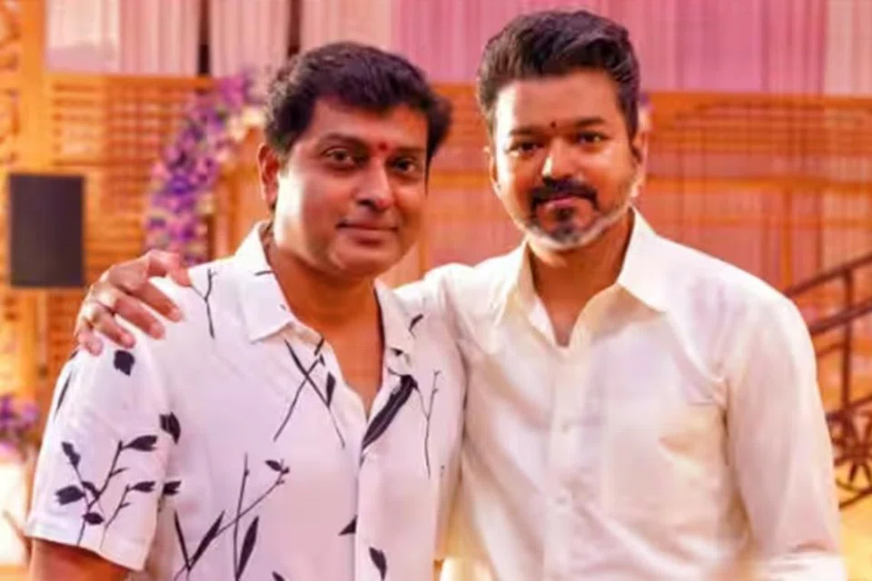 விஜய்யுடன் நரேன்.
