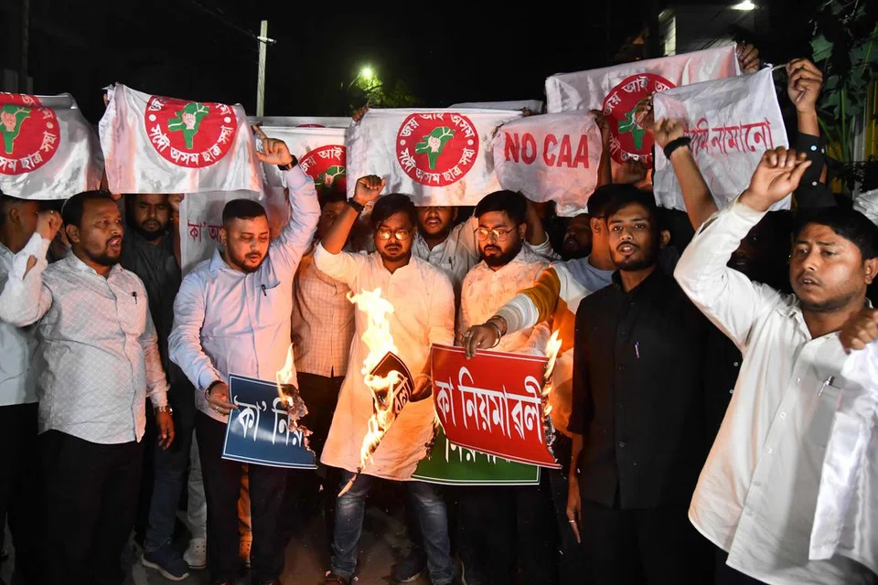 குடியுரிமை திருத்தச் சட்ட அமலாக்கத்திற்கு எதிர்ப்பு தெரிவித்து திங்கட்கிழமை இரவு அசாம் மாநிலத்தில் மாணவர் அமைப்பினர் போராட்டத்தில் இறங்கினர்.