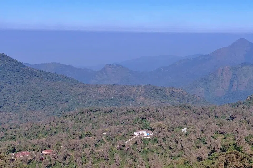 மலைப்பகுதியில் இருக்கும் மாஞ்சோலை கிராமம்.