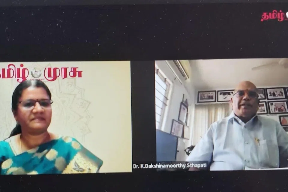தமிழ் முரசின் ‘ஆய கலை அரிய கலைஞர்’ வலையொளித் தொடருக்கான நேர்காணலில் தலைமைச் சிற்பி முனைவர் க. தக்‌ஷிணாமூர்த்தி ஸ்தபதி (வலம்), தமிழ் முரசு உதவி ஆசிரியர் கலைச்செல்வி வைத்தியநாதன்.