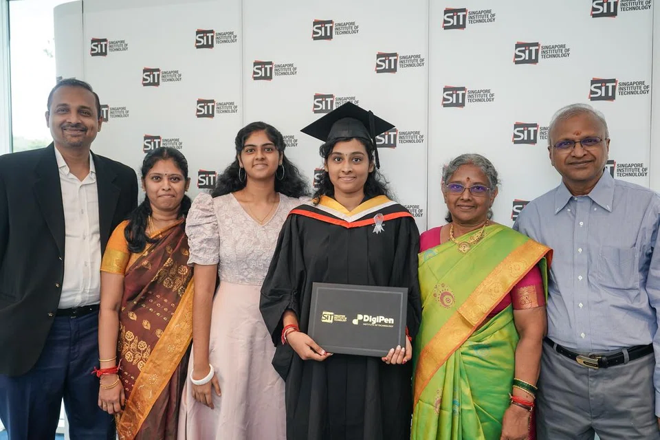 சிங்கப்பூர் தொழில்நுட்பப் பல்கலைக்கழகம் (எஸ்ஐடி), ‘டிஜிபென்’ இணைந்து வழங்கும் மின் இயந்திரவியல் அமைப்புகள் படிப்பில் சிறப்புத் தேர்ச்சியோடு கெளரவப் பட்டமும் ‘ரோட் & ஷ்வார்ஸ்’ தலைசிறந்த மாணவர் விருதும் பெற்ற கல்யாணி அழகப்பன், 22 தன் குடும்பத்தினருடன்.