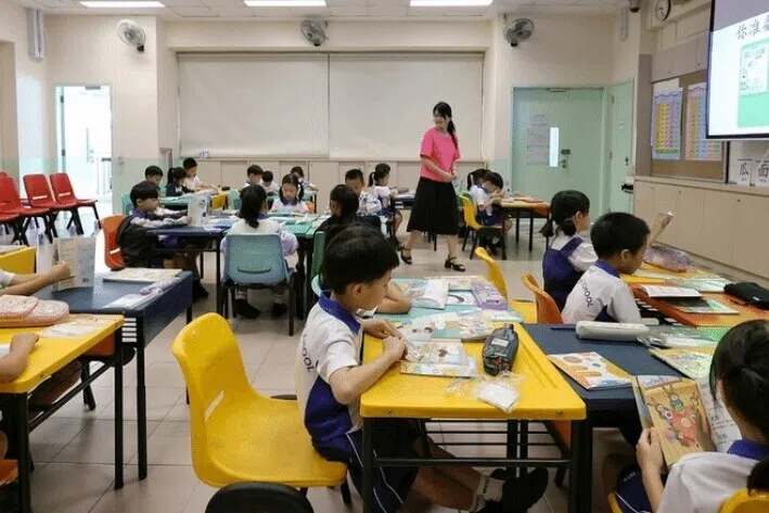 சிங்கப்பூர் ஆசிரியர்கள் அதிக நேரம் பணியாற்றுகின்றனர்: ஆய்வறிக்கை