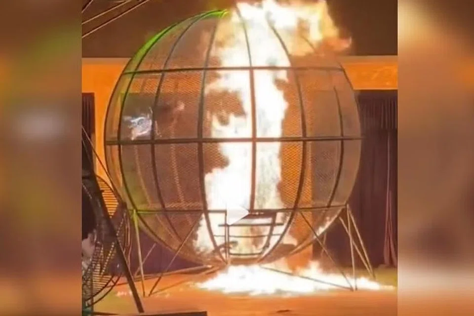 மோட்டார்சைக்கிள் ஓட்டுநர்களில் ஒருவர் தனது பிடியை இழந்து கீழே விழுந்தார். அவரது மோட்டார்சைக்கிள் தீப்பிடித்துக்கொண்டது. 