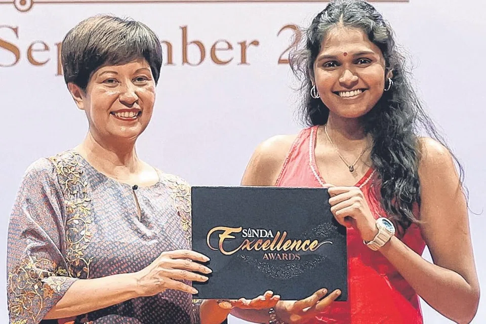 பிரதமர் அலுவலக அமை ச்சரும் நிதி, தே சிய வளர்ச் சி
இரண்டா ம் அமை ச்சருமான இந்திராணி ராஜாவுடன்
ம�ோ னிஷ்கா கண்ணன். 