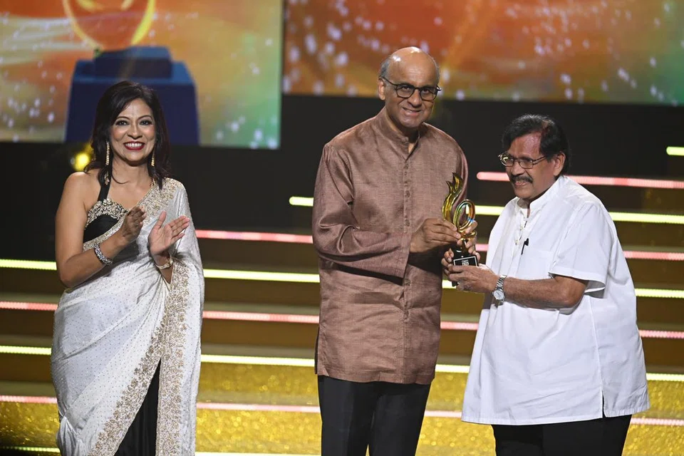 மூத்த வானொலி நிகழ்ச்சித் தயாரிப்பாளர், படைப்பாளர், செய்தி தொகுப்பாளர் எஸ் பீட்டருக்கு அதிபர் தர்மன் சண்முகரத்னம் வாழ்நாள் சாதனையாளர் விருதை வழங்கினார். அவர்களுடன் மீடியாகார்ப் நிகழ்ச்சி நிர்வாகம், சமூகத் தொடர்புப் பிரிவின் தலைவர் சபநிதா சண்முகசுந்தரம்.