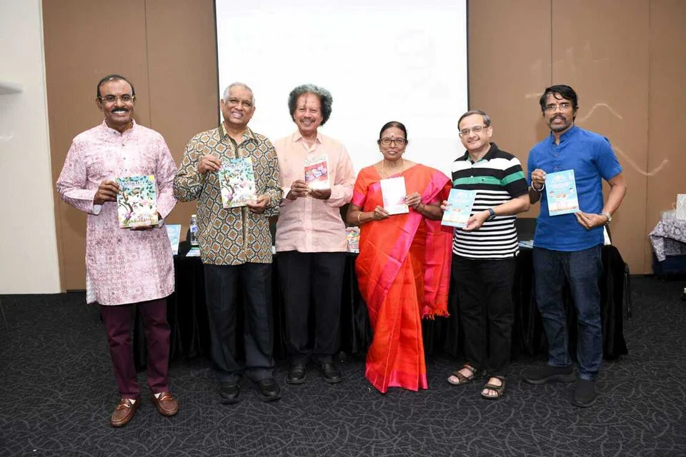 (இடமிருந்து) முன்னாள் நாடாளுமன்ற நியமன உறுப்பினர் இரா.தினகரன், வளர்தமிழ் இயக்கத்தின் தலைவர் நசீர் கனி, கடையநல்லூர் முஸ்லிம் லீக் துணைத் தலைவர் மு.அ.மசூது, நூலாசிரியர் முனைவர் ஸ்ரீலக்‌ஷ்மி, தமிழ் முரசு ஆசிரியர் த.ராஜசேகர், சிங்கப்பூர்த் தமிழாசிரியர் சங்கத்தின் தலைவர் தனபால் குமார்.